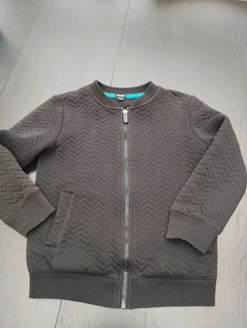Gilet zippé noir à chevrons Kiabi 8 ans