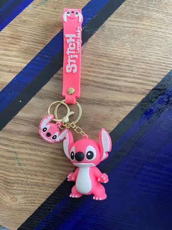 Gros porte clé rose stitch neuf 6 cm