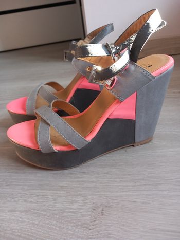 Paire de sandales compensées grise et rose T.36 Gémo