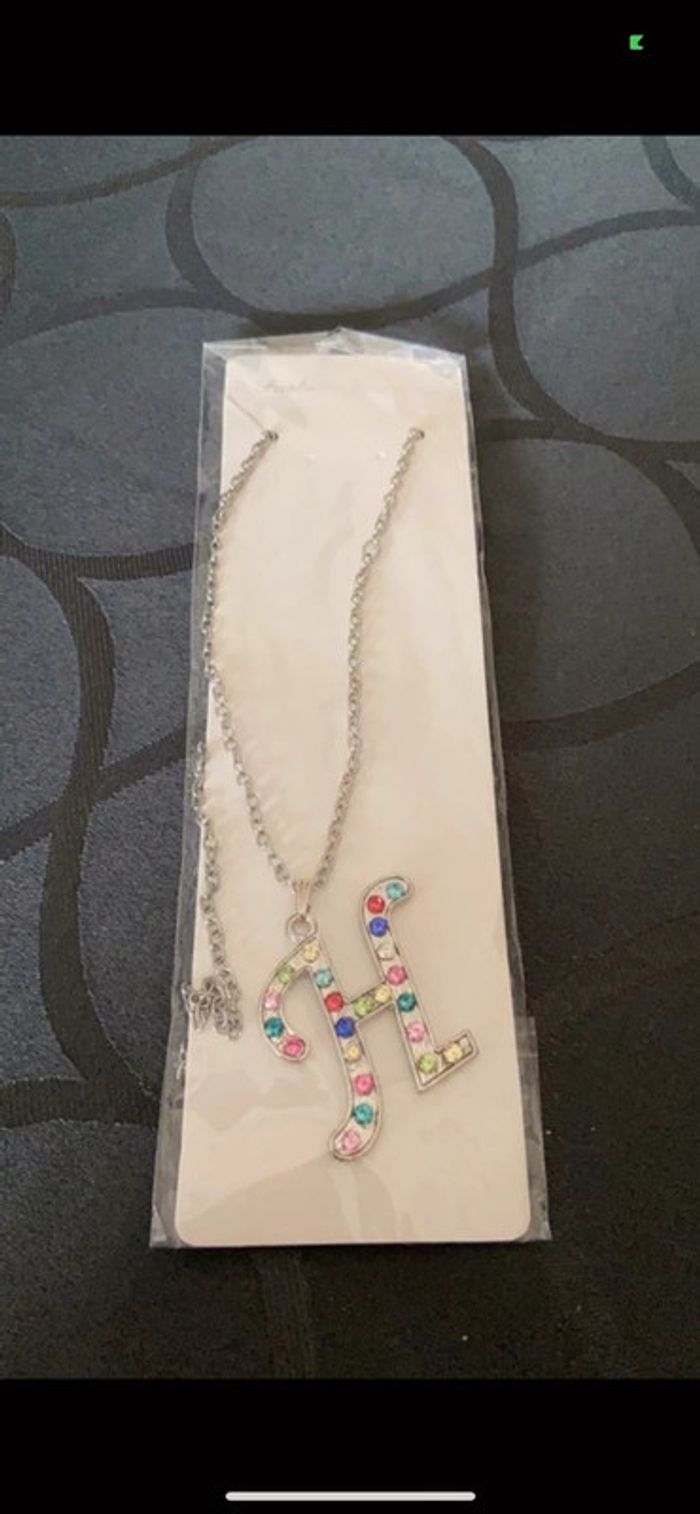 Collier fantaisie femme lettre H neuf sous blister