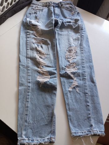 Jean à trou taille 32 pull and Bear