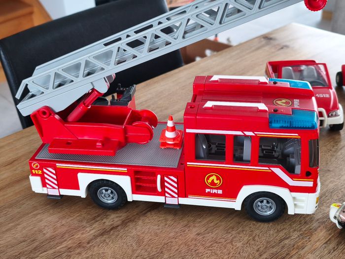 Ensemble de pompiers et leurs véhicules Playmobil - photo numéro 3