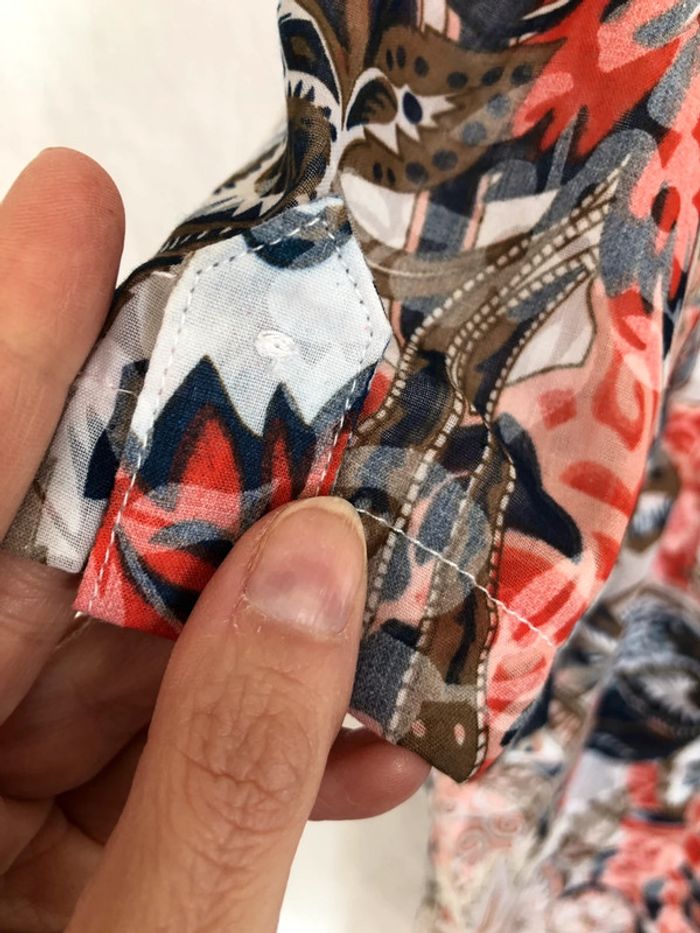 Chemise tons de rouge et noir fleurie taille 48 Damart bon état - photo numéro 9