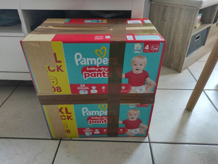 216 couches . 2 cartons de couche Pampers pants taille 4 . - photo numéro 2