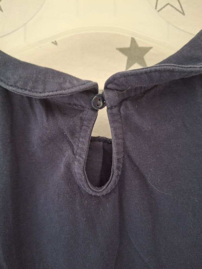 Tee-shirt bleu marine avec col rond 12 ans DPAM
Petit bouton derrière
Très bon état ni trous ni tache - photo numéro 6
