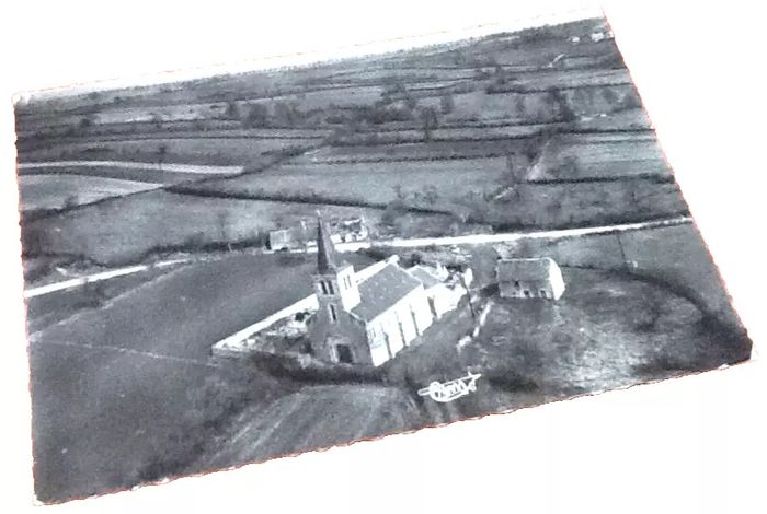 Carte postale ancienne Environs de Lacanche (Côte-d' Or) Vue aérienne de l' Eglise
