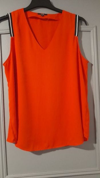 Top blouse rouge vif encolure en V