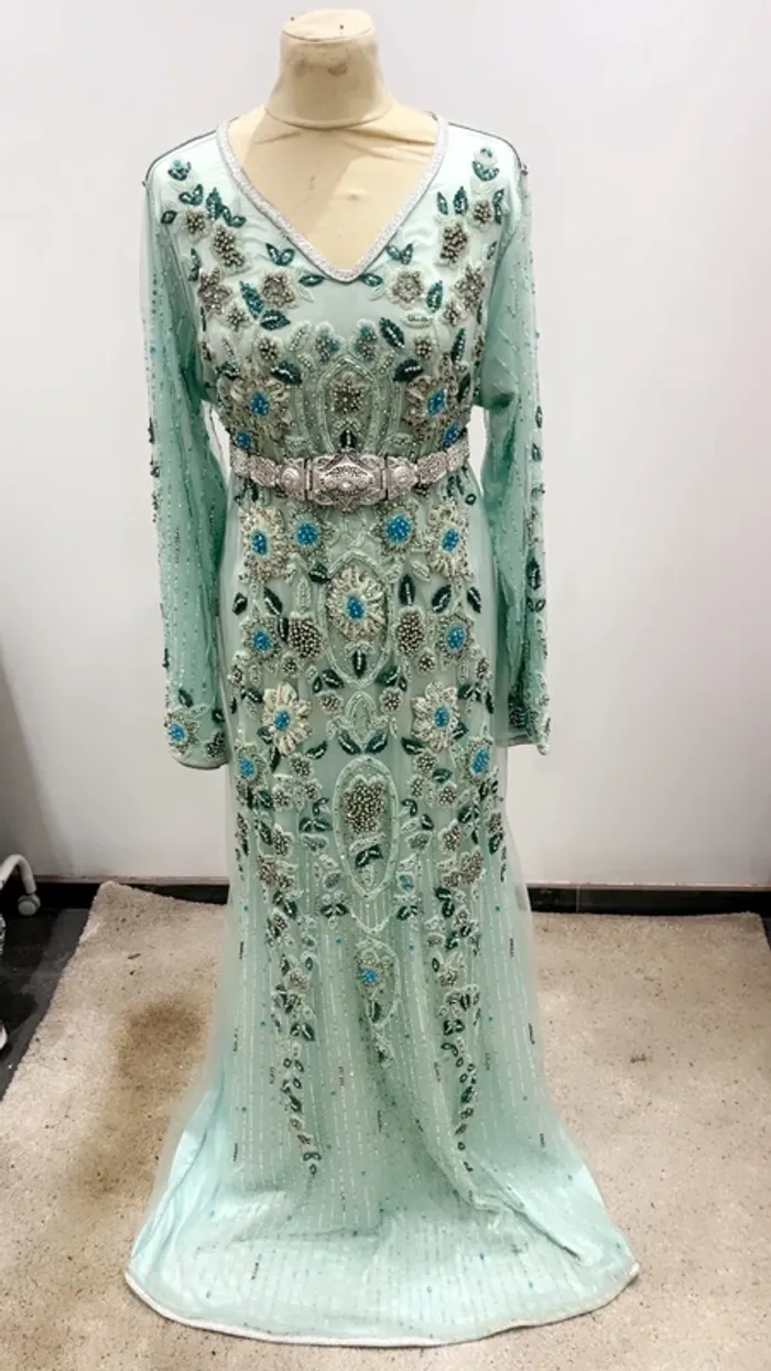 Caftan perlé très chic porté - photo numéro 4