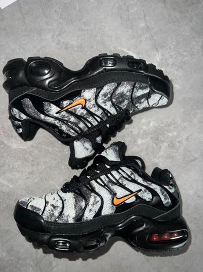 NIKE TN MILITAIRE GRIS ORANGE 28