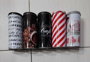 Boites dosettes café
Quelques coups par ci par là mais bon état 
2€ pièce