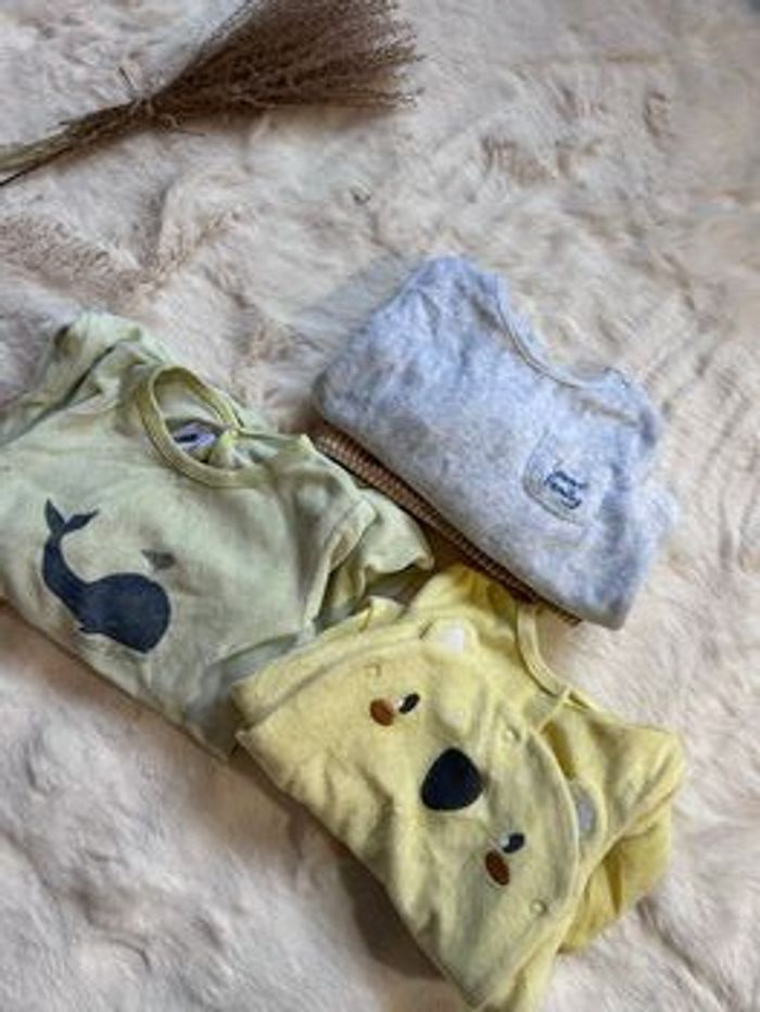 Lot de trois pyjamas, taille 12 mois