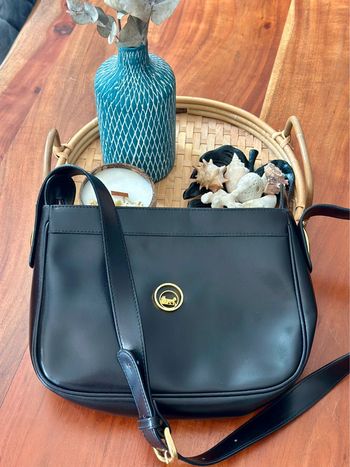 Sac à bandoulière modèle vintage 80/90s’ BuzZano Genève noir – cuir lisse logo doré