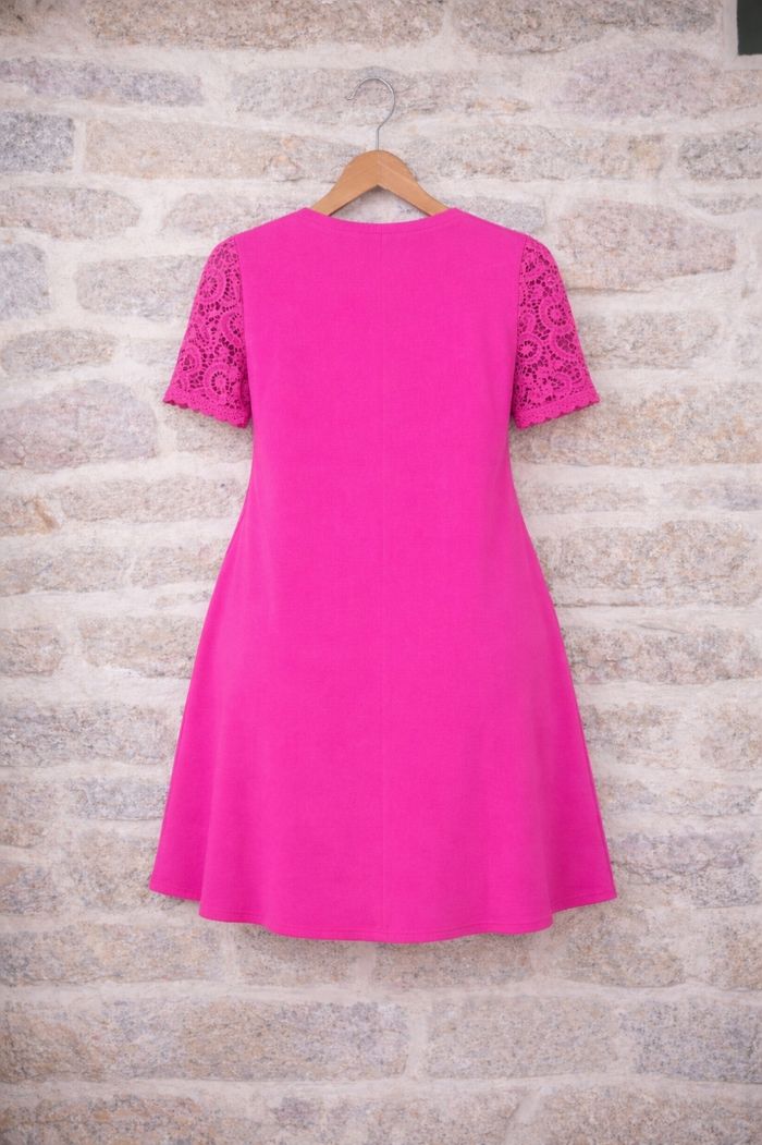 Robe rayonnante éclat fushia aux manches dentelle Femme Taille 54 marque Asos 💍 - photo numéro 8