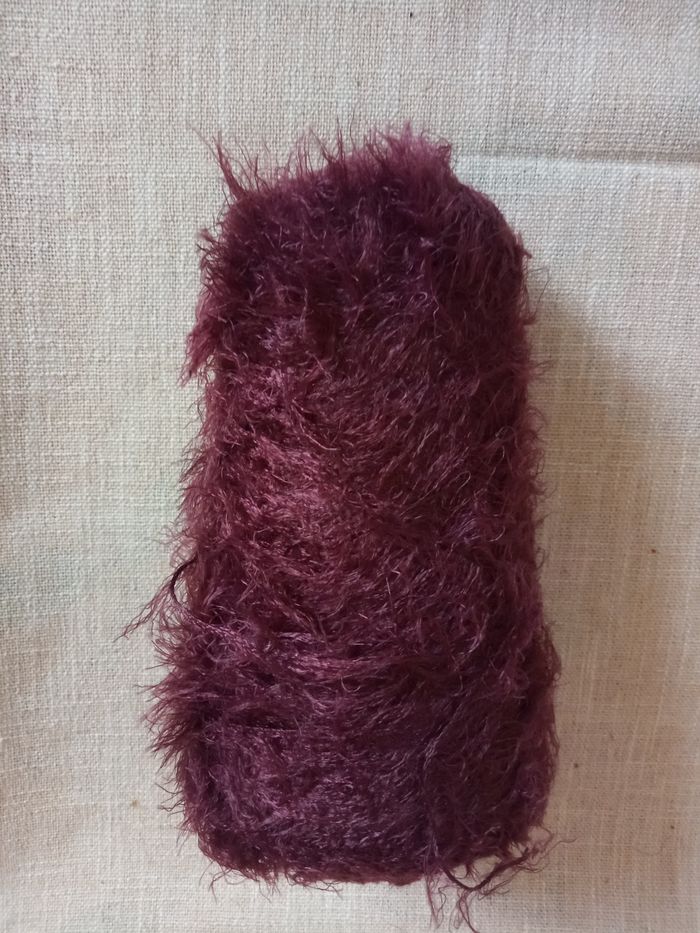 1 petite Bobine de Fil à Tricoter Fantaisie Tons Prunes Foncés (320g)