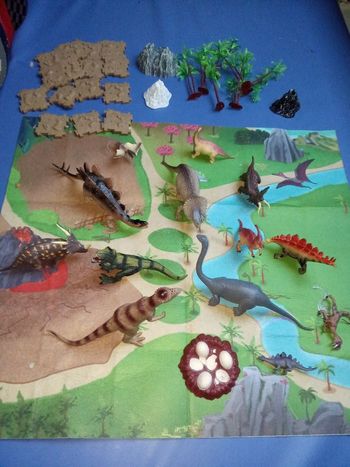 Lot de 13 dinosaures plastique, accesoires et tapis de jeu, idée cadeau de Noël
