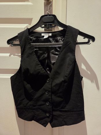 Bolero noir avec bouton
