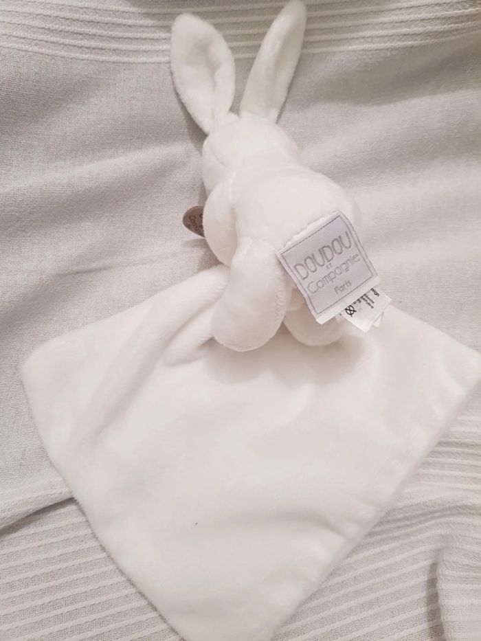 Doudou lapin avec mouchoir blanc Doudou et compagnie - photo numéro 3