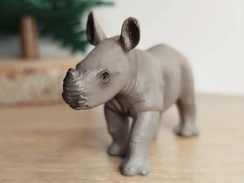 Figurine jeune rhinocéros Animal d'Afrique Mojo
