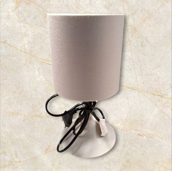Lampe de chevet blanche légérement grisée