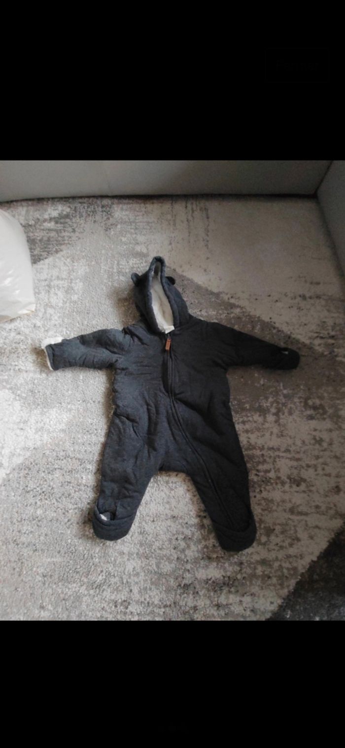 Veste à capuche molletonnée. Avec protection mains et pieds pour que bébé reste au chaud - photo numéro 2