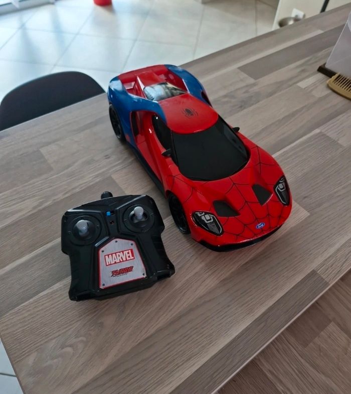 Voiture télécommandée
