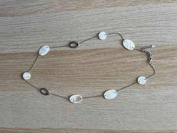 Collier argenté et crème