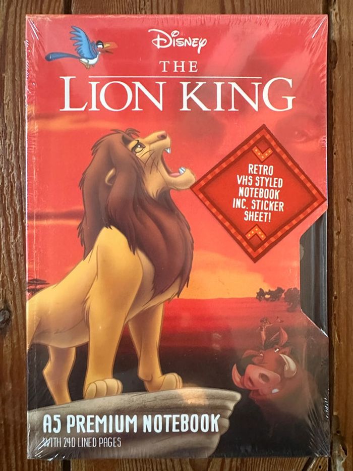 Notebook cahier Premium A5 Disney Le Roi Lion Rétro VHS 240 pages et stickers autocollants