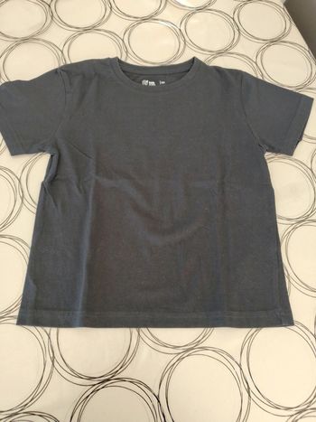 Tee shirt 6 ans complètement neuf