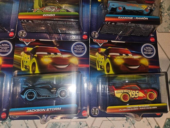 Lot de 9 voitures cars métal Disney Pixar Mattel neuves sous blister série spécial glow 2024 / 2025 - photo numéro 3