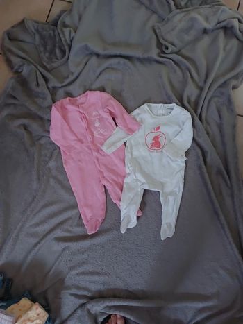 Lot 2 pyjama grenouillère fille T.6 mois (orchestra )