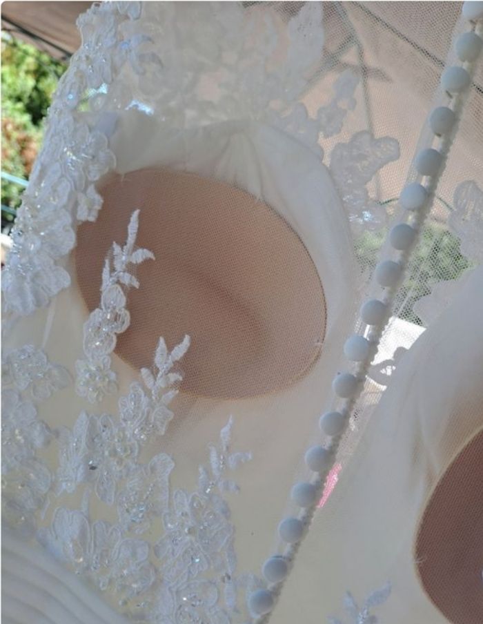 Robe de mariée avec jupon cerceau et voile brodé - photo numéro 2