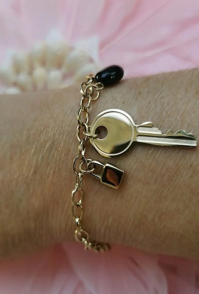 Bracelet mailles larges réglable acier inoxydable or breloques xl clef cadenas perle noire - photo numéro 2