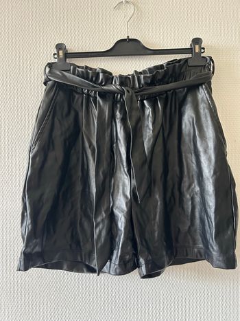 Short simili cuir noir taille 44 Tissaia