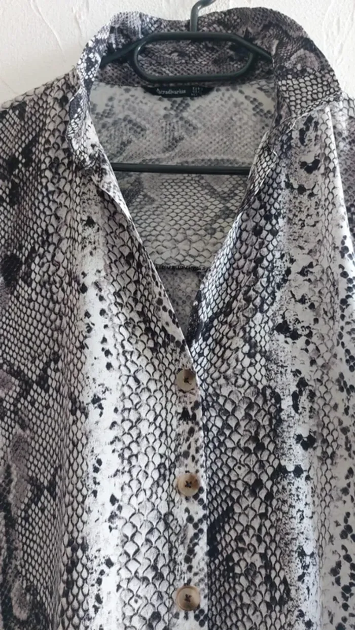 Chemisier à motif serpent en très bon état Taille L - photo numéro 4
