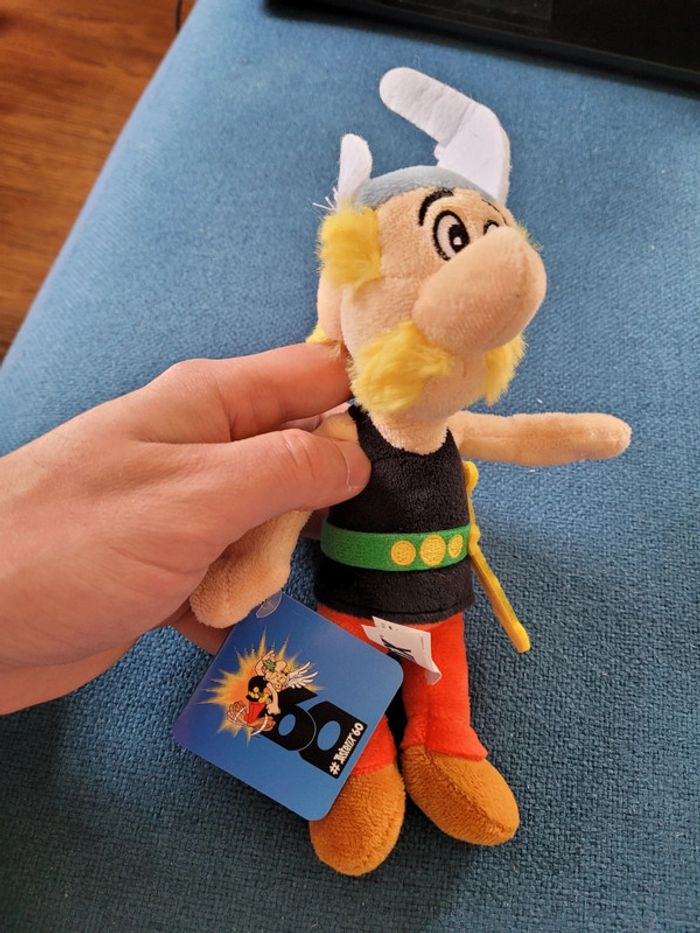 RARE Peluche officielle Asterix 60 ans avec etiquette, 20cm, collection épée - photo numéro 2