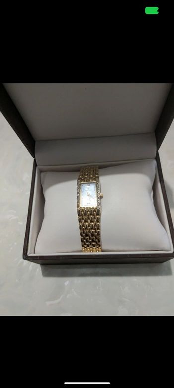 Magnifique montre classique vintage Certus en plaqué or, boîtier serti de 0, 20 carats de diamants et cadran en nacre véritable.