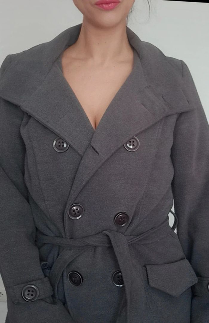 Manteau trois quart gris chic ceinture et col montant - photo numéro 4