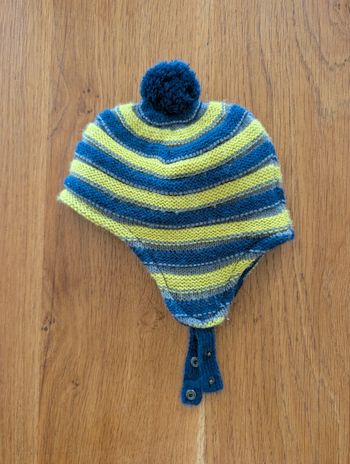 Bonnet 6-12 mois avec attache sous le cou