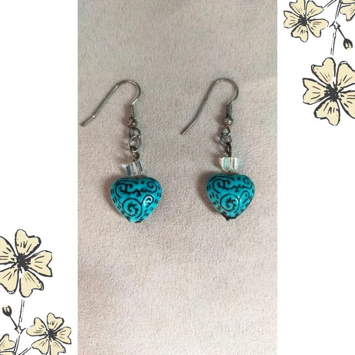 Boucles d’oreilles pendantes – cœur turquoise à motifs noirs - photo numéro 5