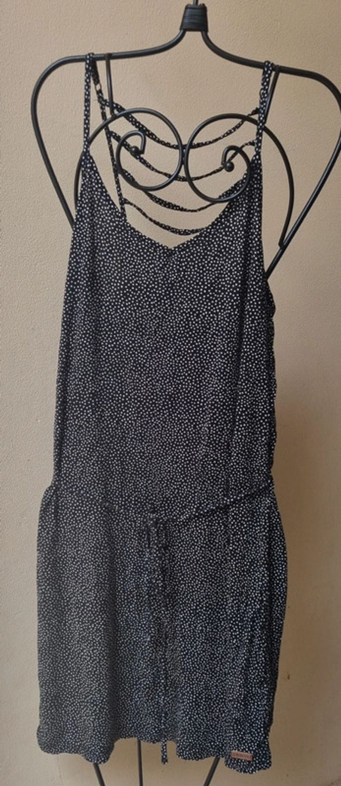 Robe noire à pois blancs