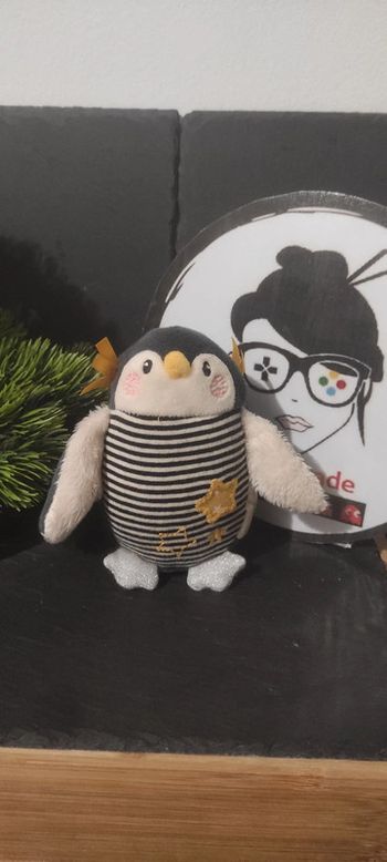 Peluche galipette pingouin Les Nanouks moulin roty hochet grelot bleu blanc étoile rayé