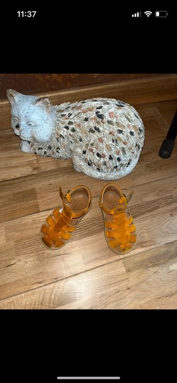 Chaussures sandales état en daim moutarde bien portées pom d’api 22