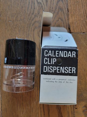 Distributeur de trombone calendrier perpétuel