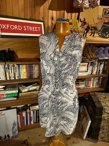 Robe noir et blanc sans manches lacet à la taille