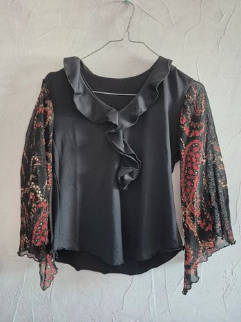 Haut uni et manche large à motif