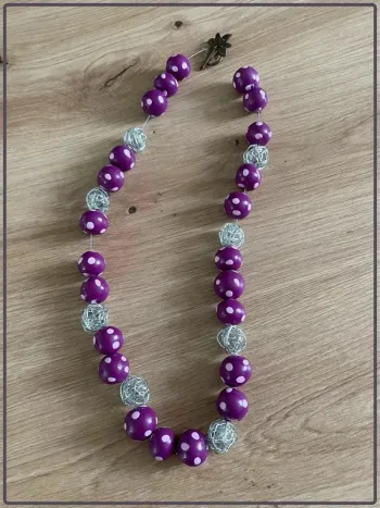 Collier violet à pois blanc
