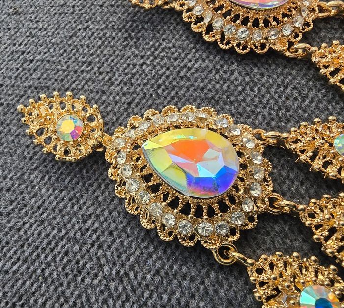 Boucles d’oreilles pendante dorées chandelier avec pierres iridescentes bijoux soirée & mariage - photo numéro 3