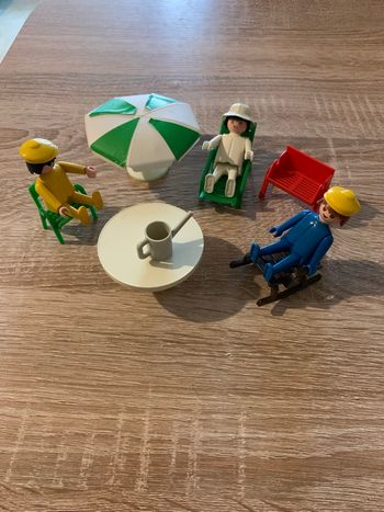 3 Playmobils et accessoires jardin et détente vintage