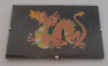 Tableau de sable dragon chinois sous verre 10x15cm