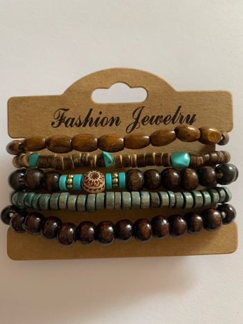 Lot 6 bracelets neufs en perles de bois